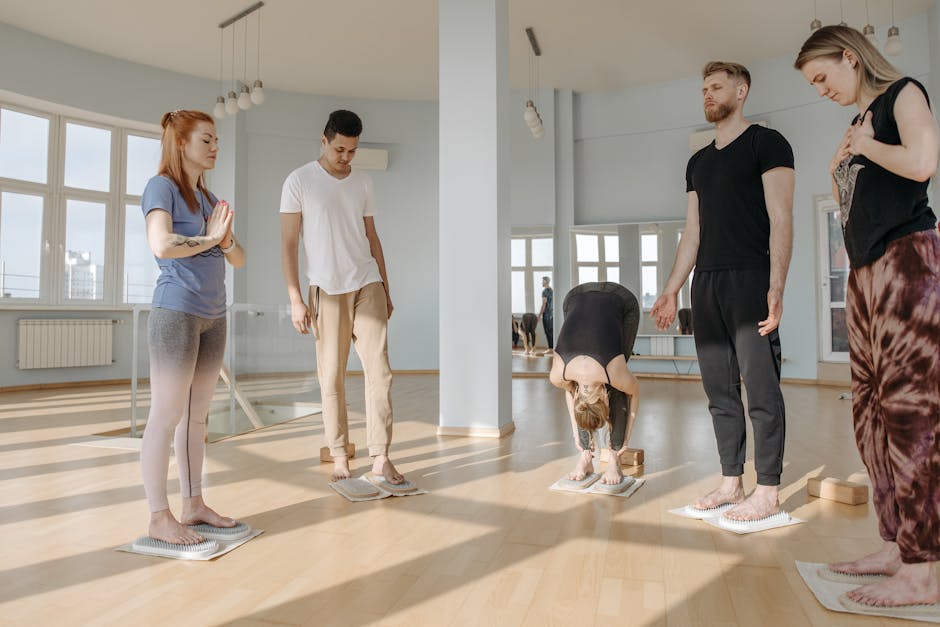 Sudionici yoga klase praktikuju meditaciju na sadhu daskama